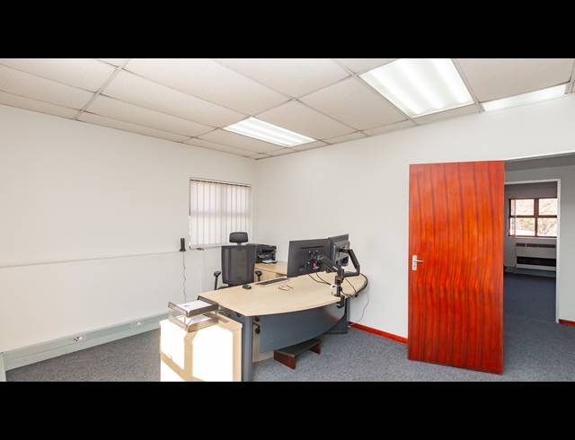 255M² OFFICE FOR SALE IN ROBINDALE
